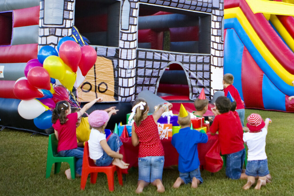 Feestmaterialen - Kindertafels en stoelen -huren voor een kinderfeest in SInt-Niklaas.