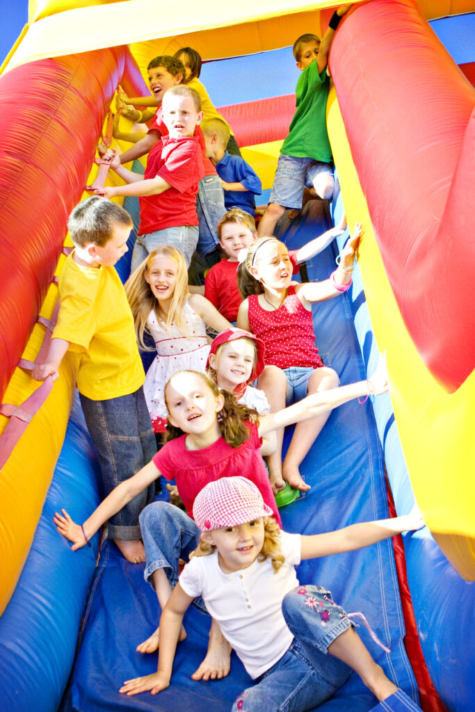 Veiligheid van kinderen op een springkasteel gehuurd van The Fun Team in Sinaai, Beveren, Lokeren, Sint-Niklaas, het Waasland en omstreken.