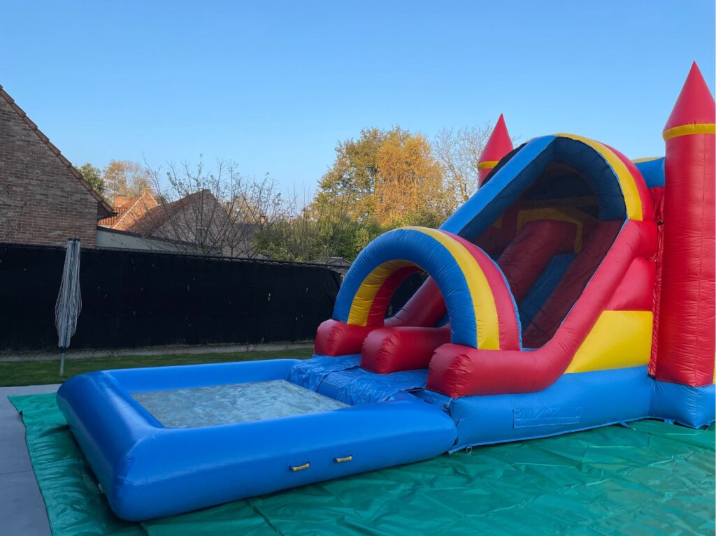 Opblaasbare attracties huren bij The Fun Team - Obstakelbaan en springkasteel met zwembad voor bedrijfsevenementen in Sint-Niklaas, Lokeren, Beveren en het Waasland.