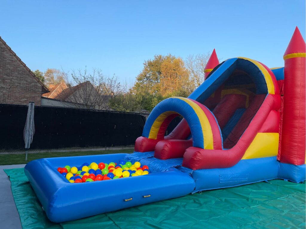 Opblaasbare attracties huren bij The Fun Team - Obstakelbaan en springkasteel met ballenbad voor kinderfeesten in Sint-Niklaas, Lokeren, Beveren en het Waasland.