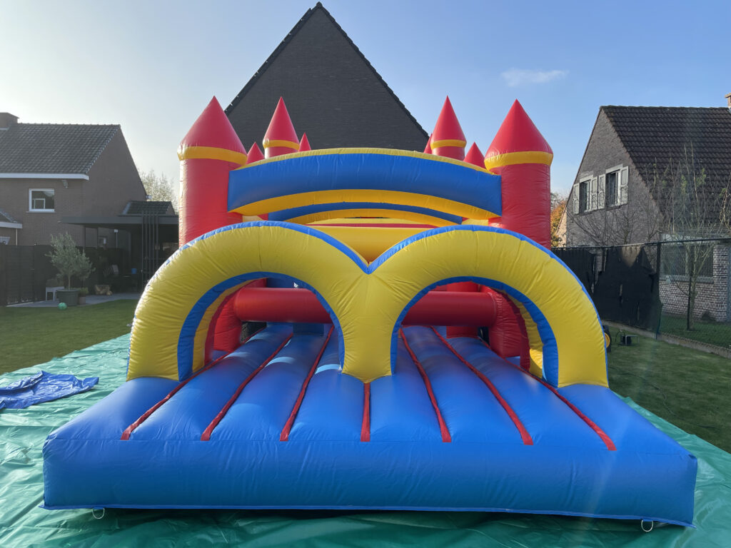 Opblaasbare attracties huren bij The Fun Team - Obstakelbaan en springkasteel met zwembad en ballenbad voor recepties in Sint-Niklaas, Lokeren, Beveren en het Waasland.