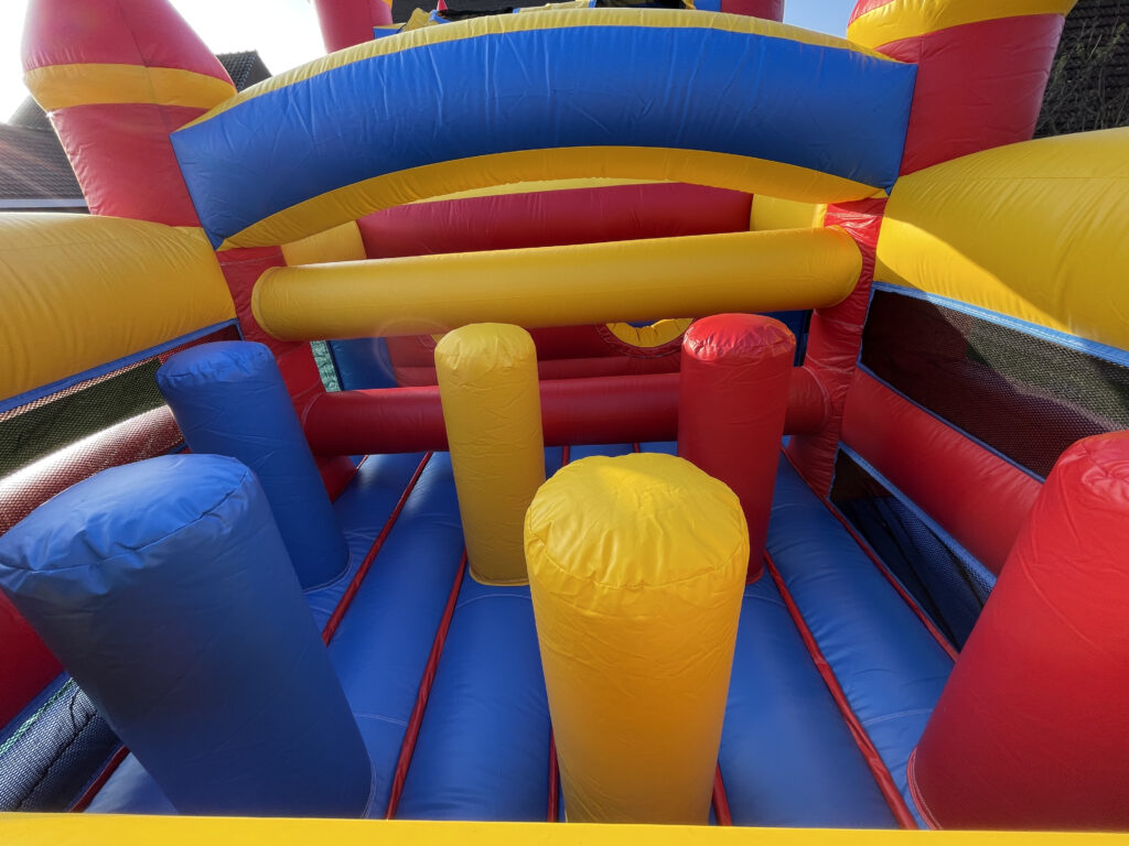 Opblaasbare attracties huren bij The Fun Team - Obstakelbaan en springkasteel met zwembad en ballenbad voor schoolfeesten in Sint-Niklaas, Lokeren, Beveren en het Waasland.