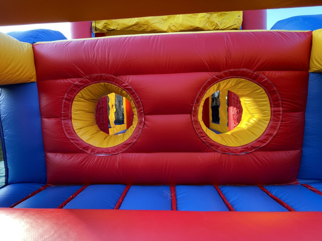 Opblaasbare attracties huren bij The Fun Team - Obstakelbaan en springkasteel met zwembad en ballenbad voor kinderfeestjes in Sint-Niklaas, Lokeren, Beveren en het Waasland.
