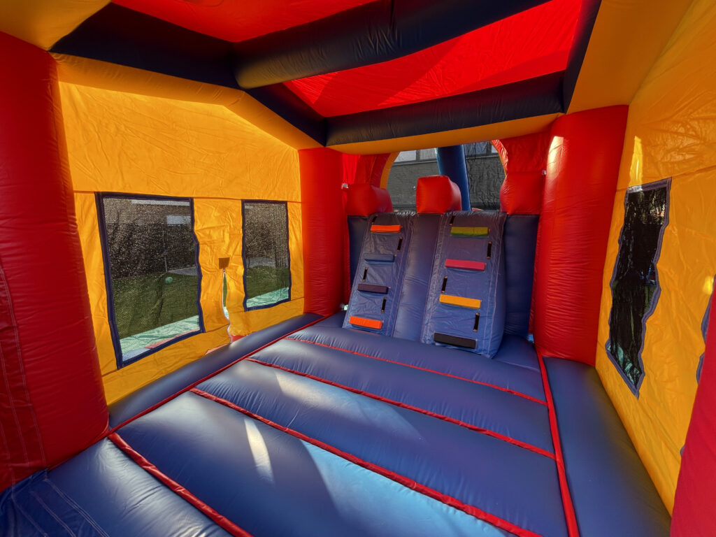 Opblaasbare attracties huren bij The Fun Team - Obstakelbaan en springkasteel met zwembad en ballenbad voor een lentefeest in Sint-Niklaas, Lokeren, Beveren en het Waasland.