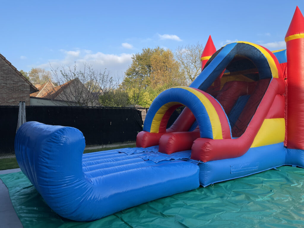 Opblaasbare attracties huren bij The Fun Team - Obstakelbaan en springkasteel met zwembad en ballenbad voor bedrijfsevenementen in Sint-Niklaas, Lokeren, Beveren en het Waasland.