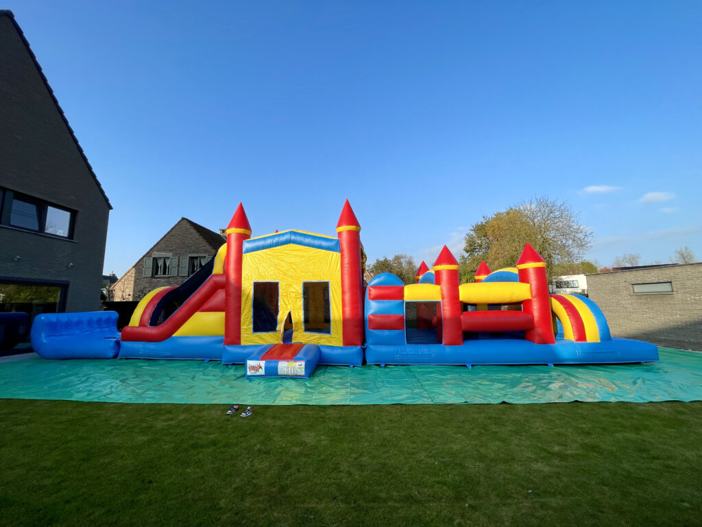 Opblaasbare attracties huren bij The Fun Team - Obstakelbaan en springkasteel met zwembad en ballenbad voor verjaardagsfeestjes in Sint-Niklaas, Lokeren, Beveren en het Waasland.
