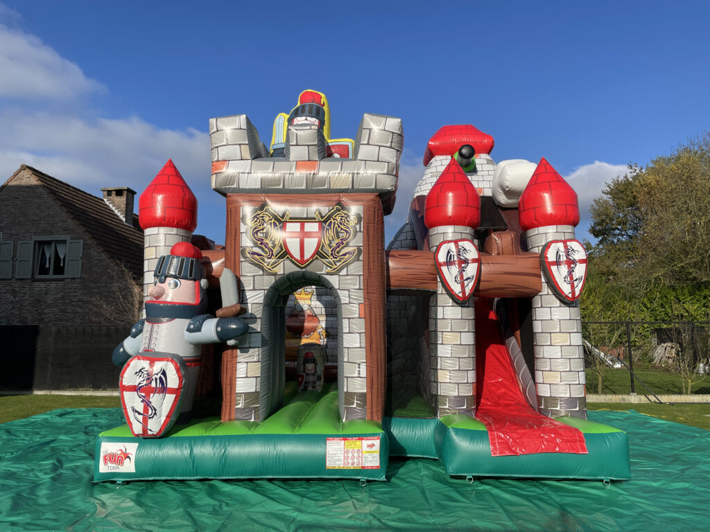Springkastelen van The Fun Team met glijbaan en obstakels voor een tuinfeest in Sint-Niklaas, Lokeren, Beveren, het Waasland en omstreken.