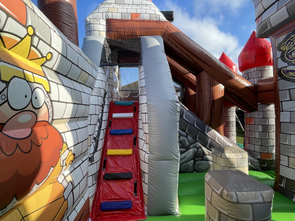 Springkastelen van The Fun Team met glijbaan en obstakels voor een bedrijfsfeest in Sint-Niklaas, Lokeren, Beveren, het Waasland en omstreken.