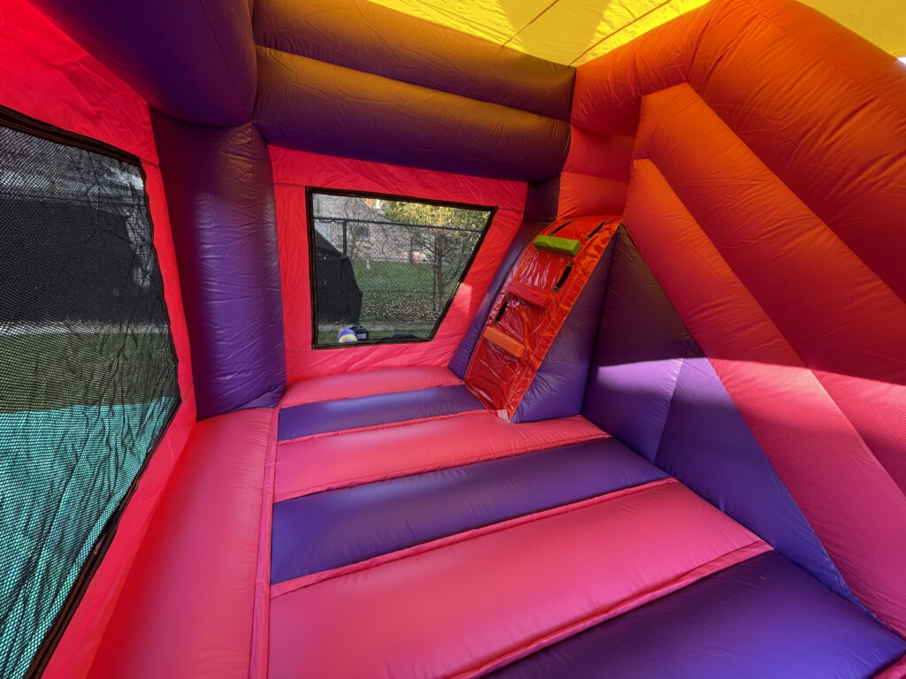 Combo springkastelen met glijbaan voor kinderen huren op een kinderfeest bij The Fun Team in Sint-Niklaas, Lokeren, Beveren, het Waasland en omstreken.
