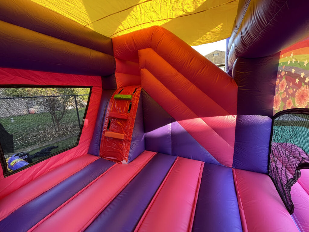 Combo springkastelen met glijbaan voor kinderen huren op een evenement bij The Fun Team in Sint-Niklaas, Lokeren, Beveren, het Waasland en omstreken.