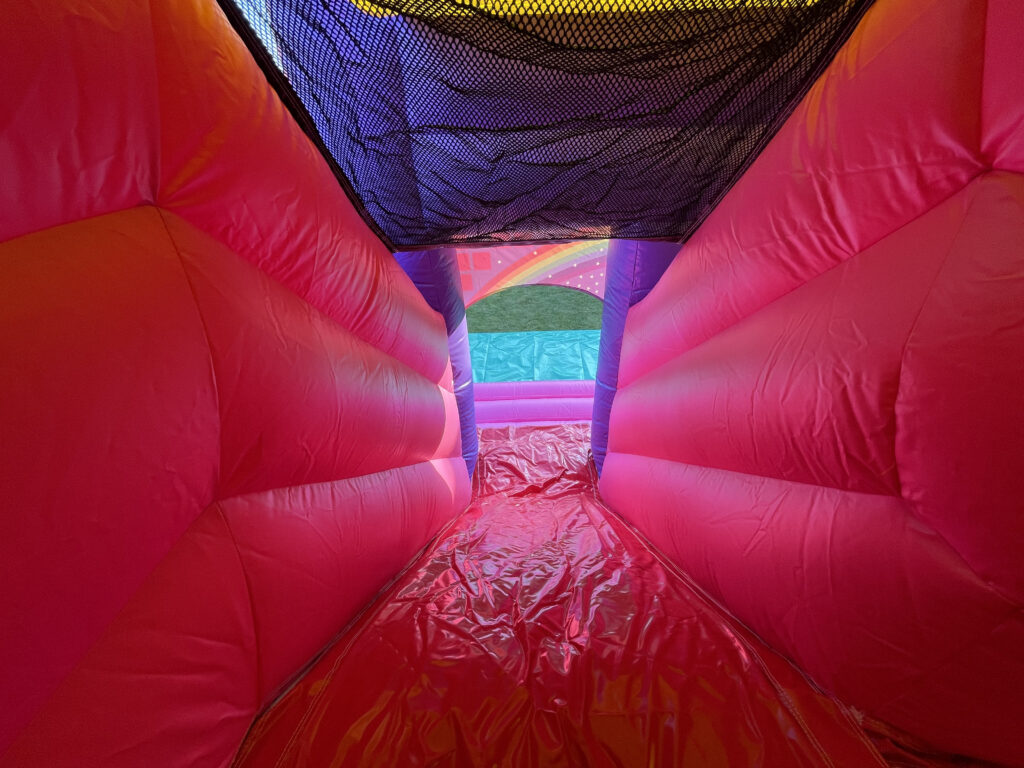 Combo springkastelen met glijbaan voor kinderen huren op een receptie bij The Fun Team in Sint-Niklaas, Lokeren, Beveren, het Waasland en omstreken.